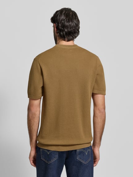 Męski model nosi Regular Fit T-Shirt aus reiner Baumwolle von MCNEAL, prążkowana stójka, prążkowane wykończenia, fakturowany wzór, długość tyłu 71 cm, długość rękawów 27 cm, kolor brązowy, gładka tekstura, widok całej sylwetki z tyłu.
