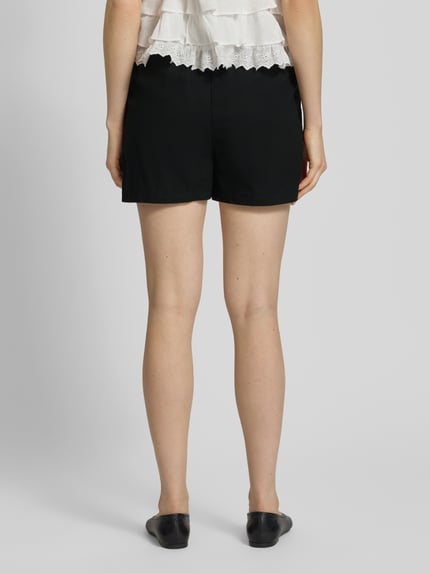 Vrouwenmodel draagt Relaxed Fit Bermudas uit viscose-linnen-mix model 'JESMILO' van Vero Moda, look: effen, steekzakken, gevlamd garen, mix van viscose en linnen, boord: elastisch, zij-aanzicht achteraan, ganzkörperansicht rückansicht.