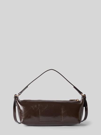 Produktfoto, braune glänzende Oberfläche, rechteckige Form mit kurzem Henkel, wytłaczane logo, Henkeltasche mit Label-Prägung Modell 'FOIL LOGO GLOSSY CONV BAG' von CK Calvin Klein, damska torebka