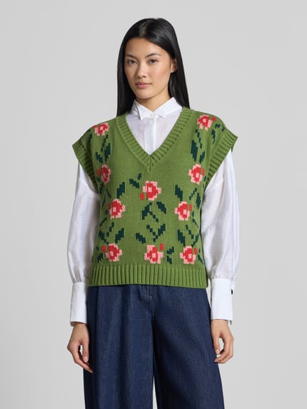 Vrouwenmodel draagt Loose Fit spencer van katoenmix model 'ALAMARO' van Weekend Max Mara, groen met bloemenmotief, Ganzkörperansicht von vorne.