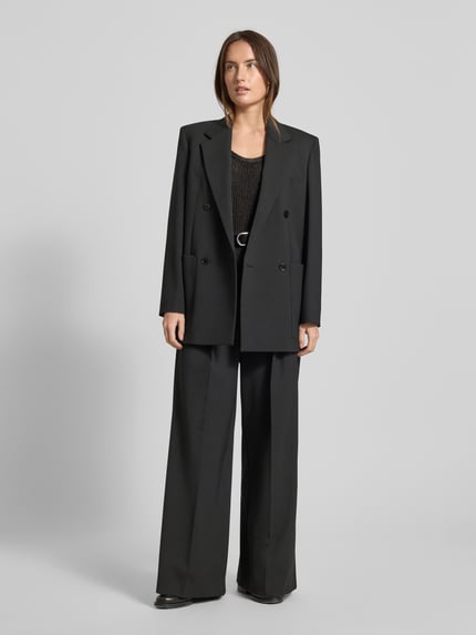 Frauenmodel trägt Regular Fit Weite Hose mit Schurwoll-Anteil Modell 'ASTA' von Weekend Max Mara in Unifarben Optik, High-Waist, Gürtelschlaufen, Schiebehaken-Verschluss, Gesäßtaschen, seitliche Eingrifftaschen, Webware Materialverarbeitung, Ganzkörperansicht von vorne.
