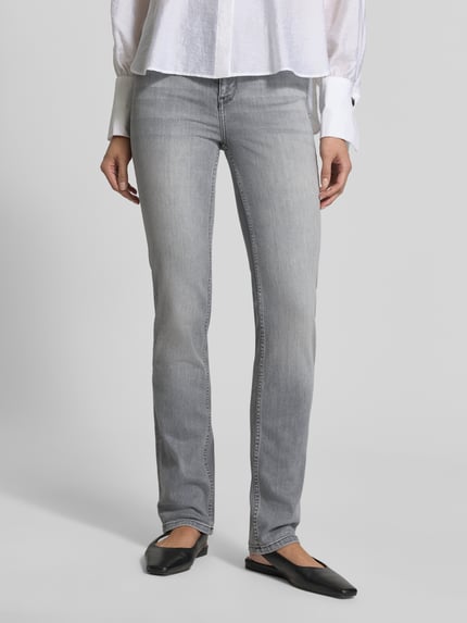 Frauenmodel trägt Slim Fit Jeans aus Baumwoll-Mix Modell 'JOYCE' von Cars Jeans, 5-Pocket-Design, grau, Ganzkörperansicht von vorne. Damen Jeans von Cars Jeans, Baumwoll-Elasthan-Mix, Slim Fit, Knopf- und Reißverschluss, Bundweite 33 cm, Innenbeinlänge 78 cm.