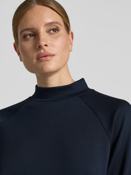 Vrouwenmodel draagt donkerblauw Loose Fit Sweatshirt uit modalmix model 'BANU' van Soyaconcept, Dames Sweatshirt, detailopname.