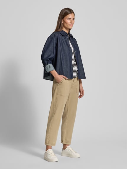 Frauenmodel trägt Jeans mit Eingrifftaschen Modell 'WORKER' von MAC in Beige, Baumwoll-Elasthan-Mix, Regular Fit, Ganzkörperansicht von vorne.