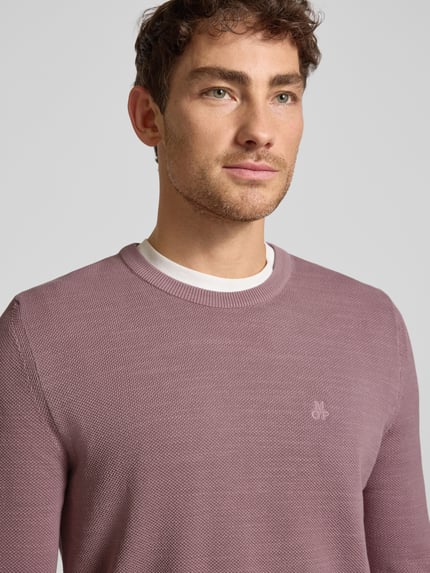 Männermodel trägt Regular Fit Strickpullover aus reiner Baumwolle von Marc O'Polo, Optik: Unifarben, strukturiert, Logo-Stitching, Nahaufnahme Oberkörper.