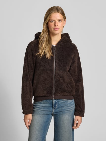 Frauenmodel trägt Regular Fit Teddyjacke mit Kapuze Modell 'NEWANNA' von ONLY, dunkelbraune Farbe, Damen Sweatjacke, Ganzkörperansicht von vorne