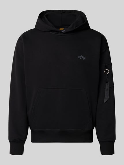 Produktfoto, Hoodie mit Label-Print von Alpha Industries aus schwarzem Baumwoll-Mix mit Brusttasche, Känguru-Tasche und gerippten Abschlüssen.