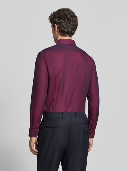 Männermodel trägt Slim Fit Businesshemd aus reiner Baumwolle von Jake*s, unifarben, Kentkragen, langarm, Rückansicht, Ganzkörperansicht.