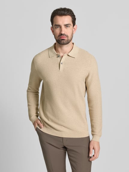 Männermodel draagt Strickpullover mit Polokragen van Christian Berg Men, beige, katoen, regular fit, geribbelde boorden, knoopsluiting, Ganzkörperansicht van voren.
