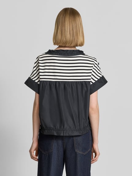 Frauenmodel trägt T-Shirt mit Rundhalsausschnitt und Kordelzug von Marc Cain, gestreift, mit Label-Detail, Eingrifftasche, Rückenlänge 55 cm, Gerade Passform, Ganzkörperansicht Rückansicht.
