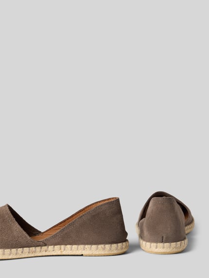 Productfoto, Espadrilles uit leer met labelpatch model 'CARMEN' van Verbenas in bruin, afgeronde vorm, gestructureerde zool, hakhoogte 2 cm, schachthoogte 7 cm, schachtwijdte 5 cm.