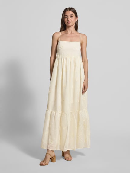Frauenmodel trägt Midikleid aus Lyocell-Mix Modell 'Cherish' von SUNCOO PARIS, cremefarben, floraler Zierbesatz, Ganzkörperansicht von vorne.