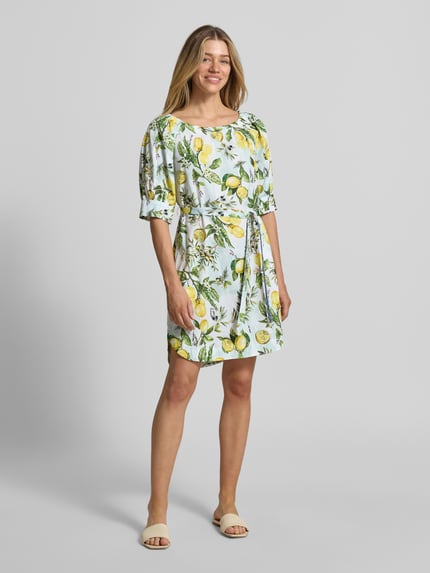 Vrouwenmodel draagt Minikleid mit Bindegürtel van Marc Cain, rechte fit, ronde hals, all-over citroenprint, katoen, riem, volledige vooraanzicht.
