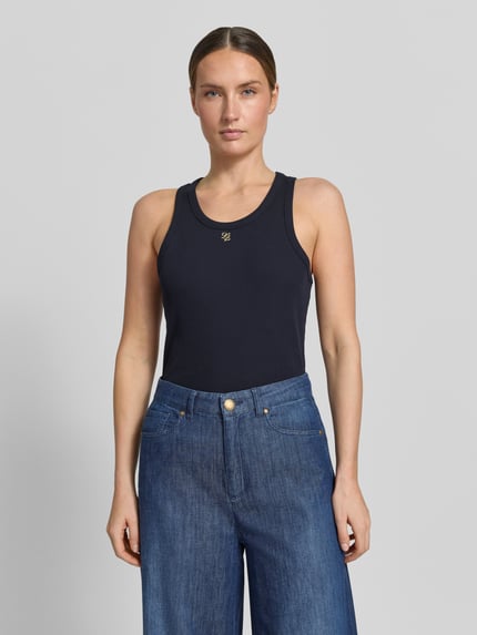 Frauenmodel trägt Slim Fit Top mit Logo-Applikation von Liu Jo White in Dunkelblau, elastischer Baumwoll-Mix, Rundhalsausschnitt, Ganzkörperansicht von vorne.