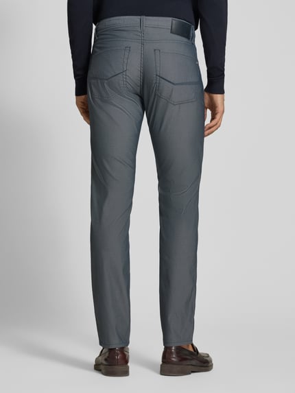 Männermodel trägt Regular Fit Hose mit Label-Detail Modell 'Lyon' von Pierre Cardin, grau, fein strukturiert, Ganzkörperansicht Rückansicht. Baumwoll-Mix mit Stretch-Anteil, Bundweite 43 cm, Innenbeinlänge 79 cm.