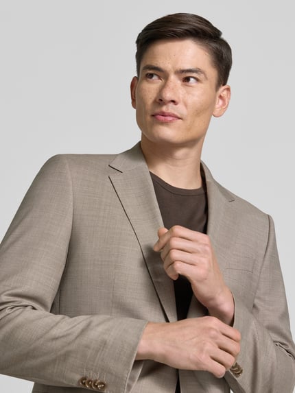 Männermodel trägt slim fit pak van scheerwolmix model 'HUGE' van BOSS in beige tinten, heren, Nahaufnahme Oberkörper.