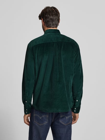 Männermodel trägt Regular Fit Freizeithemd mit Label-Stitching von MCNEAL in Dunkelgrün, Cord, Rückansicht, Ganzkörperansicht Rückansicht.