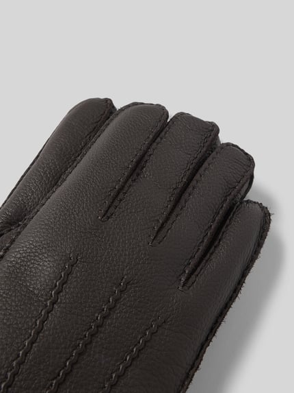 Productfoto, handschoenen uit echt leer met siernaden van Akaroa, omzoomde boorden, effen design, structuur en nerf zichtbaar