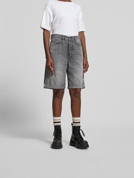 Vrouwenmodel draagt Relaxed Fit Jeansshorts uit katoen van Diesel, grijs, 5-pocket, destroyed-look, productfoto, geheel vooraanzicht.