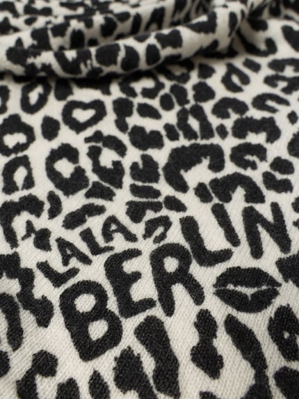 Produktfoto, Kaschmirtuch mit Logo-Stitching von Lala Berlin in Creme mit schwarzem Allover-Animal-Stitching, Strick-Optik, Detailansicht