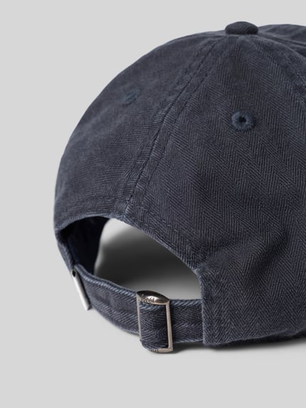 Produktfoto, Basecap aus reiner Baumwolle von Forét in Denim-Optik, verstärkter Schirm, Motiv-Stitching, regulowany pasek z tyłu.