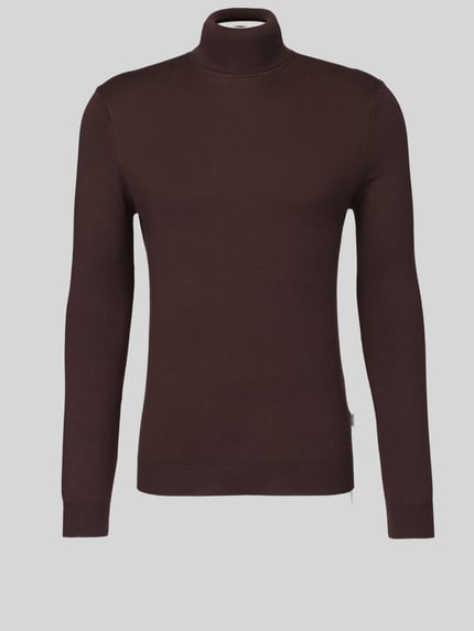 Produktfoto, dunkelbrauner Regular Fit Rollkragenpullover aus Viskose-Mix Modell 'WYLER' von ONLY & SONS, glatte Struktur vor grauem Hintergrund