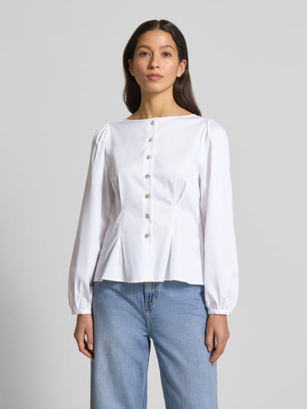 Vrouwenmodel draagt Taillierte Bluse met Rundhalsausschnitt van Rich & Royal, puur katoen, getailleerd model, knoopsluiting, blouse met lange mouwen, ruglengte 51 cm, mouwlengte 58 cm, witte kleur, gladde textuur, Ganzkörperansicht van voren.