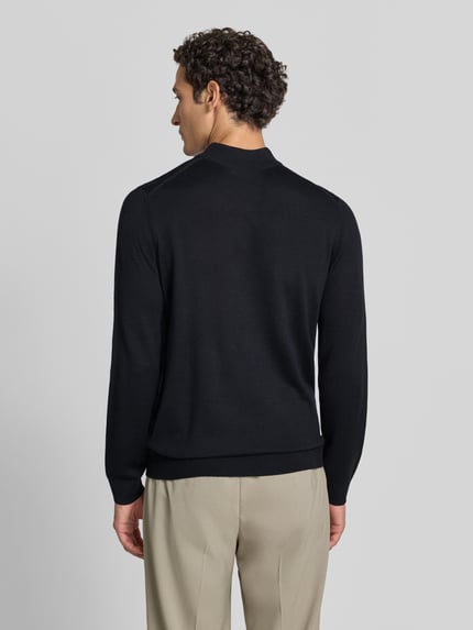 Männermodel trägt Regular Fit Turtleneck aus Woll-Mix von Christian Berg Men in Schwarz, gerippte Abschlüsse, Rückansicht, Ganzkörperansicht.