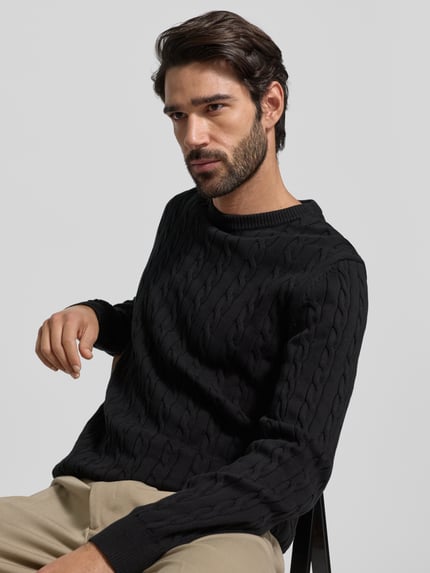 Männermodel draagt Strickpullover mit gerippten Abschlüssen van Christian Berg Men, zwarte katoen, regular fit, ronde hals, Nahaufnahme Oberkörper.
