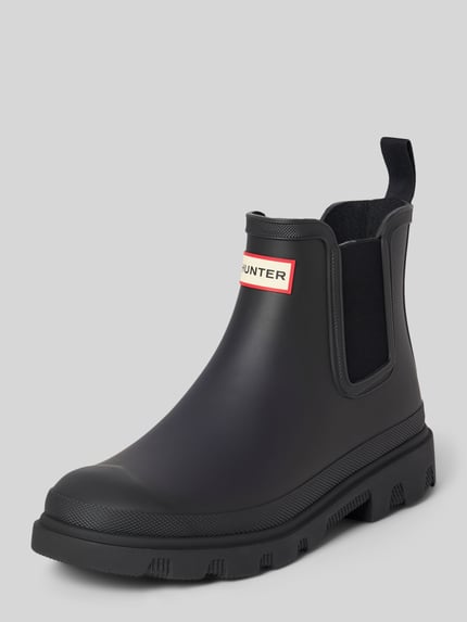 Produktfoto, Stiefeletten mit Label-Patch von Hunter in Schwarz mit abgerundeter Passform, strukturierte Sohle, Blockabsatz, Damenschuh