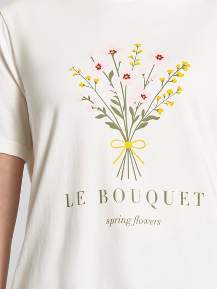 Frauenmodel trägt Damen T-Shirt mit Motiv-Print Modell 'SYBIL' von Vila in Creme, Reine Baumwolle, Gerader-Schnitt, Nahaufnahme Oberkörper.