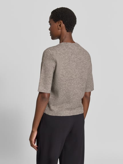 Frauenmodel trägt Regular Fit Cardigan in Strick-Optik Modell 'Iga' von VILA, elastischer Material-Mix, Rückansicht, Ganzkörperansicht.