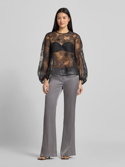 Frauenmodel trägt Bluse in transparenter Optik mit Rundhalsausschnitt von Luisa Cerano im Allover-Look, Regular-Fit, Ganzkörperansicht von vorne.