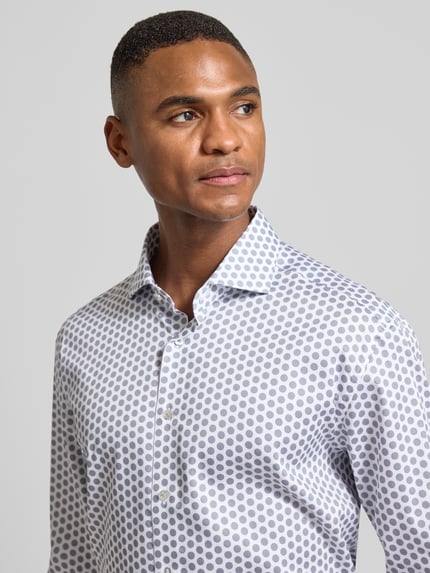 Männermodel trägt Modern Fit Business-Hemd aus Baumwolle mit Kentkragen von ETERNA, Allover-Look, Knopfleiste, Nahaufnahme Oberkörper.