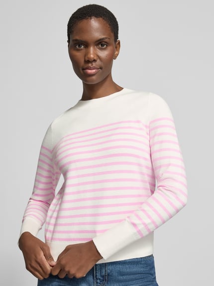 Frauenmodel trägt Pullover mit gerippten Abschlüssen von S.OLIVER CASUAL in Feinstrick, gestreift in Rosa und Weiß, Regular Fit, Nahaufnahme Oberkörper.