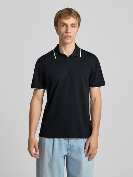 Männermodel trägt Regular Fit Poloshirt aus Baumwoll-Mix Modell 'TOMON' von Only & Sons, Optik: Unifarben, Ganzkörperansicht von vorne.