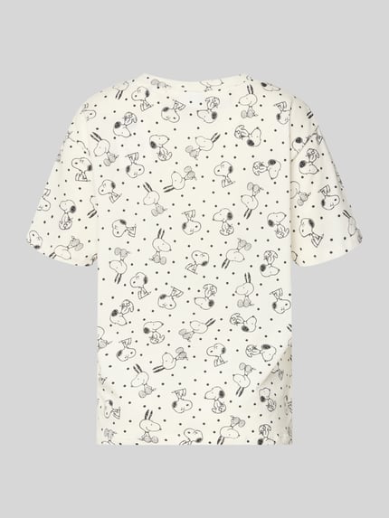Männermodel trägt Pyjame-Oberteil mit Motiv-Print von Jake*s Casual, bawełna, krój relaxed fit, okrągły dekolt, nadruk motyw, widok tyłu całej sylwetki.