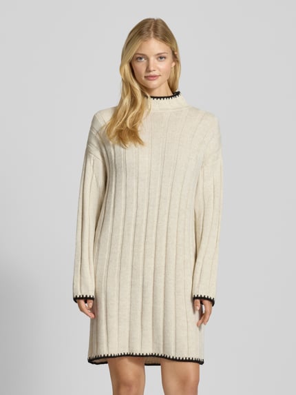 ONLY Sukienka z dzianiny o kroju comfort fit z detalami w kontrastowym kolorze model ‘CHICK’ Złamany biały 4