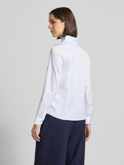 Frauenmodel trägt Hemdbluse mit Stehkragen und V-Ausschnitt von Christian Berg Woman, Baumwoll-Mix mit Stretch-Anteil, Taillierter Schnitt, weiß, glatte Oberfläche, Ganzkörperansicht Rückansicht.