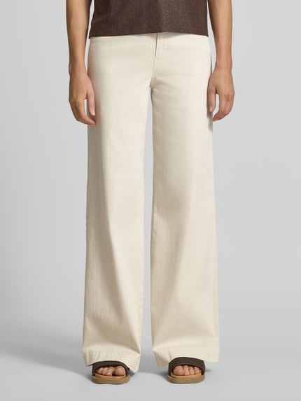 Frauenmodel trägt Wide Leg Hose mit Gürtel von Marc Cain aus Baumwoll-Lyocell-Mix mit Eingrifftaschen, Innenbeinlänge 83 cm, Nahaufnahme Oberkörper.
