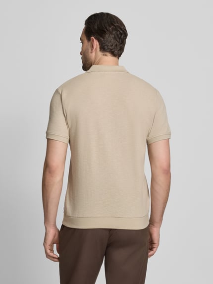 Männermodel trägt Comfort Fit Poloshirt mit V-Ausschnitt von Lindbergh, beige Farbe, structuurpatroon, ruglengte 68 cm, ganzkörperansicht rückansicht.