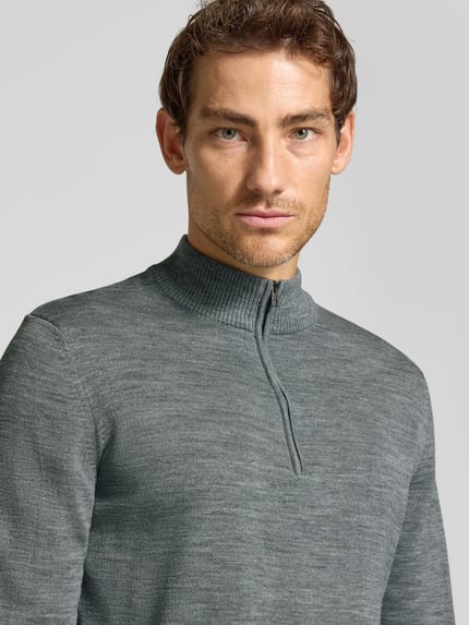 Mężczyzna nosi Regular Fit Sweatshirt aus reiner Schurwolle od MAERZ Muenchen, szary, Kołnierz zapinany, wykończenia: elastyczne, Nahaufnahme Oberkörper, Długość tyłu w rozmiarze 50: 69 cm, Długość rękawów w rozmiarze 50: 68 cm