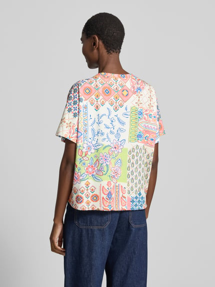 Frauenmodel trägt Oversized T-Shirt mit Rundhalsausschnitt von Smith and Soul im Allover-Look, Baumwoll-Mix mit Viskose, bunte Muster, Ganzkörperansicht Rückansicht.
