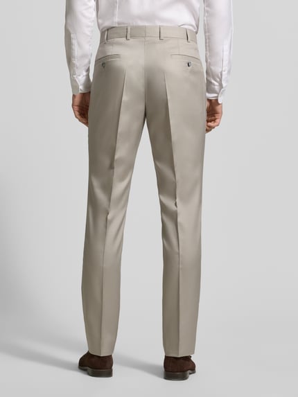 Männermodel trägt Anzughose aus Woll-Mix mit Bügelfalten von Wilvorst in Beige, Slim Fit, Gesäßtaschen, Ganzkörperansicht Rückansicht.