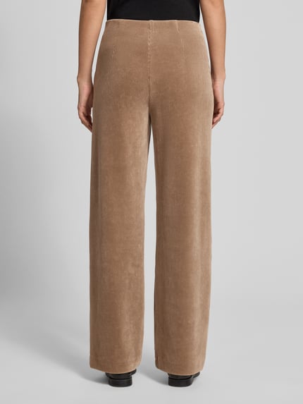 Männermodel trägt Regular Fit Cordhose aus Baumwoll-Mix Modell 'ELAINE' von Raffaello Rossi, Damen spodnie sztruksowe, beżowe, tekstura prążkowana, Ganzkörperansicht Rückansicht.