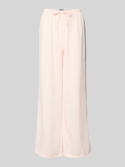 Produktfoto, Pyjama Pants mit elastischem Bund von Review in zartem Rosa, Loose Fit, sichtbarer Kordelzug, strukturierte Oberfläche