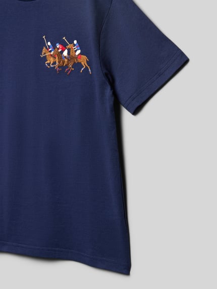 Jongen draagt T-shirt met Labelstitching van Polo Ralph Lauren Teens, puur katoen, regular fit, ronde hals, ruglengte maat S 52 cm, detailopname.