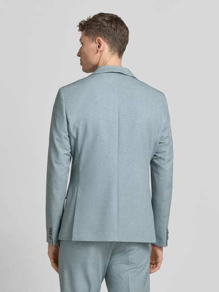 Männermodel trägt Sakko mit Pattentaschen Modell 'NICK' von Zuitable in Hellblau, feine Textur, Rückenansicht, Ganzkörperansicht Rückansicht. Material-Mix mit Viskose-Anteil, gerader Schnitt, Reverskragen, Rückenlänge 71 cm, Schulterbreite 44 cm, Ärmellänge 65 cm.