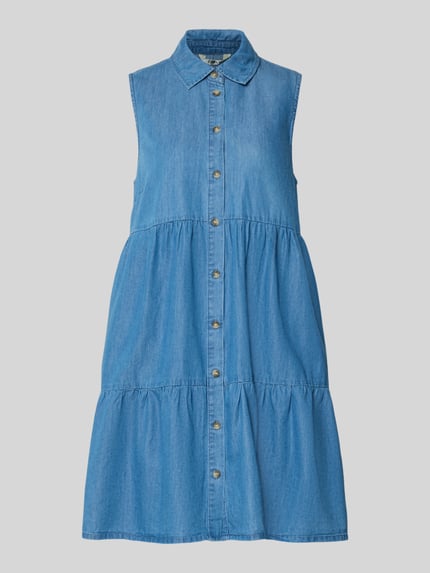 Produktfoto, Ausgestelltes Jeanskleid aus Baumwoll-Lyocell-Mix Modell 'BEA SIESTA' von Only, licht blauwe denimlook, knielang, hooggesloten hals, knoopsluiting voor, mouwloos, mix van katoen en lyocell