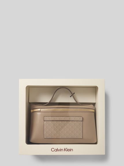 Produktfoto, Kosmetiktasje met logomotief en draagband van CK Calvin Klein, dames make-uptasje met hoofdvak en ritssluiting.